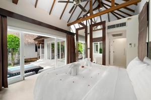 Postel nebo postele na pokoji v ubytování Zara Beach Resort Koh Samui