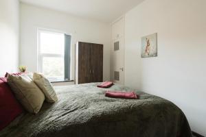 Ένα ή περισσότερα κρεβάτια σε δωμάτιο στο Stylish Boho Home, Contractors, 6 Beds, Garden and Free Parking