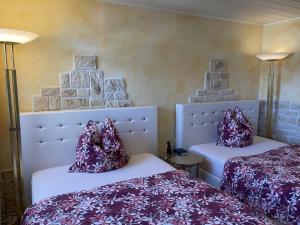 ムンスター・イン・ハイデクライスにあるHotel Vital Lüneburger Heideのベッドルーム1室(枕付きのベッド2台付)