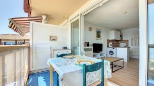 Η κουζίνα ή μικρή κουζίνα στο V-Marin 07 Vieux Boucau Bel appartement avec vue imprenable sur le lac marin +2 φωτογραφίες