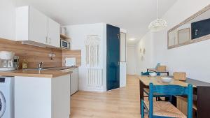 Η κουζίνα ή μικρή κουζίνα στο V-Marin 07 Vieux Boucau Bel appartement avec vue imprenable sur le lac marin