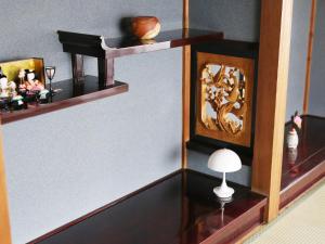 uma maquete de uma sala com uma mesa e um abajur em junos em Nahari mais 51 fotografias