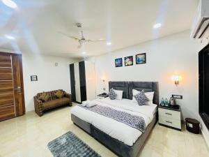 Postel nebo postele na pokoji v ubytování Roomshala 183 Hotel Aroma Chattarpur