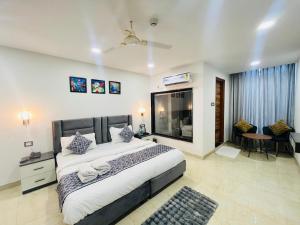 Postel nebo postele na pokoji v ubytování Roomshala 183 Hotel Aroma Chattarpur