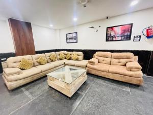Posezení v ubytování Roomshala 183 Hotel Aroma Chattarpur