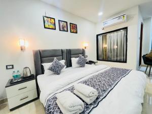 Postel nebo postele na pokoji v ubytování Roomshala 183 Hotel Aroma Chattarpur