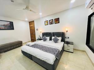 Postel nebo postele na pokoji v ubytování Roomshala 183 Hotel Aroma Chattarpur