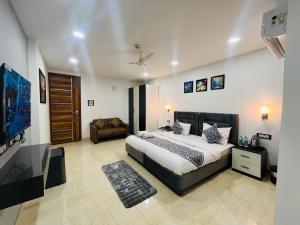 Postel nebo postele na pokoji v ubytování Roomshala 183 Hotel Aroma Chattarpur