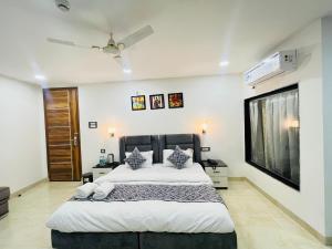 Postel nebo postele na pokoji v ubytování Roomshala 183 Hotel Aroma Chattarpur
