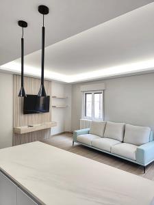 Una sala de estar con un sofá y un televisor. en Crescen House, en pleno corazón de Rioja Alavesa, en Baños de Ebro