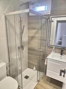 Baños de EbroにあるCrescen House, en pleno corazón de Rioja Alavesaのシャワー、トイレ、洗面台を備えたバスルーム +22枚の写真