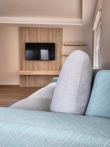 Un dormitorio con una cama y un televisor en una pared. en Crescen House, en pleno corazón de Rioja Alavesa, en Baños de Ebro