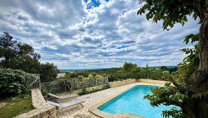 Bazén v ubytování Les Hauts de Bezouce, Vue, Piscine & Calme nebo v jeho okolí