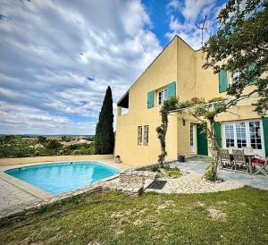 Bazén v ubytování Les Hauts de Bezouce, Vue, Piscine & Calme nebo v jeho okolí