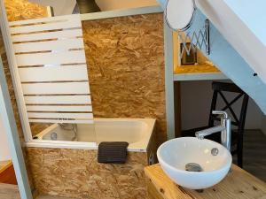 un baño con lavabo e inodoro en Le Parvis, en Granville 24 fotos más