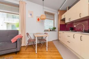 Kuchyňa alebo kuchynka v ubytovaní Grand Apartments - Apartament Aqua 3 - Rezydencja Marina Gdańsk