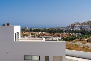 un edificio blanco con vistas a la ciudad en Chalet En La Cala De Mijas Costa, en Mijas Costa