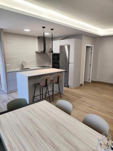 Una cocina con una mesa y sillas en una habitación. en Crescen House, en pleno corazón de Rioja Alavesa, en Baños de Ebro