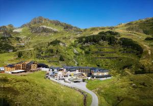 上陶恩Hotel das Seekarhaus的高山上度假村的空中景观