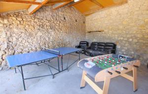 - deux tables de ping-pong assises dans une pièce avec une table dans l'établissement La Magnanerie, à Ruoms