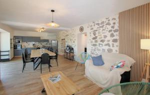 un salon avec un canapé et une salle à manger dans l'établissement La Magnanerie, à Ruoms