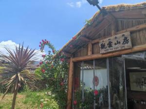 丽江玉龙白沙普宿客栈的花卉图案的建筑