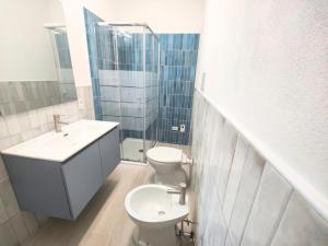 une salle de bains avec toilettes et lavabo dans l'établissement Il Posticino House in Marina, Garden and Veranda, à Marina di Massa 5 autres photos