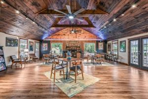 a dining room with wooden ceilings and tables and chairs at Sojourn Lodging in Sevierville