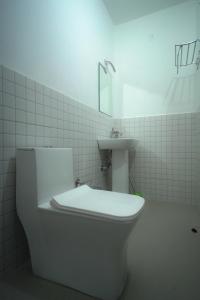 ein weißes Badezimmer mit Toilette und Waschbecken in der Unterkunft Grihum Living Girls - FEMALE ONLY in Ranchi