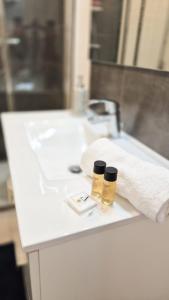 ラ・トリニテにあるT4 avec grande terrasse - BBQ - parkingのバスルームカウンター(シンクにボトル2本付) +21枚の写真