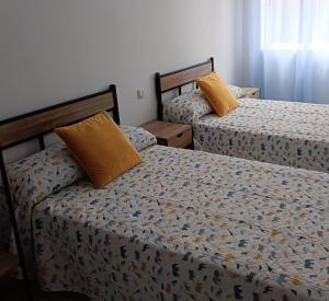 two beds in a small room with at Casa Mugardos in Mugardos +5 photos