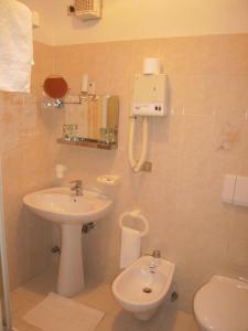 Koupelna v ubytování Miramonti Hotel