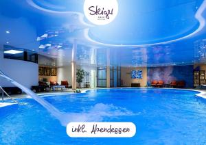 库洛特拉森Zeitgeist Rathen by STEIGER Hotels的酒店大堂的大型游泳池