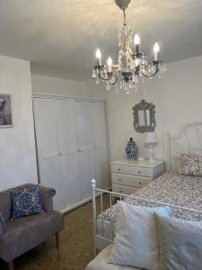 een slaapkamer met een bed en een kroonluchter bij Family House Stara Novalja in Stara Novalja