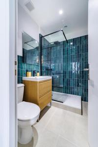 a bathroom with a toilet and a sink and a shower at "Le 68GrandRue"Cosy-cour privative-Poitiers Centre in Poitiers