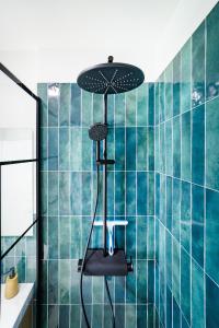 a shower with a black umbrella in a bathroom at "Le 68GrandRue"Cosy-cour privative-Poitiers Centre in Poitiers +18 photos