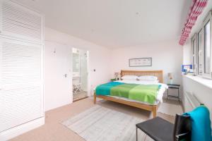 Postel nebo postele na pokoji v ubytování Stylish flat between London Bridge & Tower Bridge
