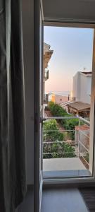 uma porta aberta para uma varanda com vista para o oceano em MonoMare em Avola