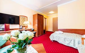 Łóżko lub łóżka w pokoju w obiekcie Karkonoski SPA - Bufet mini All Inclusive gratis!