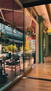 Una vista de un restaurante a través de las ventanas de un edificio. en Golden Sail Hotel Old City, en Estambul