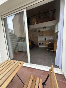 Η κουζίνα ή μικρή κουζίνα στο Superbe F2 Duplex Proche Paris & Disneyland +1 φωτογραφίες