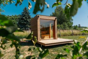 a tiny house in a garden with a mirror at Életem Art Cabin in Esztergom