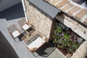 eine Draufsicht auf einen Tisch, Stühle und Pflanzen in der Unterkunft T0 do Carril, Aveiro in Aveiro