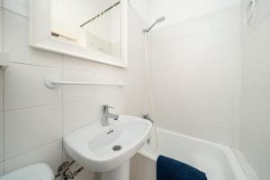 A bathroom at Casa Morant on the promenade MHM