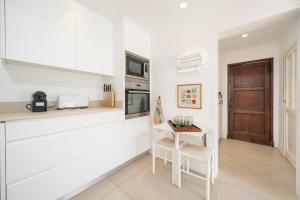 A kitchen or kitchenette at Casa Morant on the promenade MHM