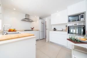 A kitchen or kitchenette at Casa Morant on the promenade MHM