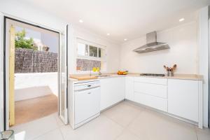 A kitchen or kitchenette at Casa Morant on the promenade MHM