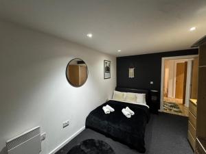 ein Schlafzimmer mit einem Bett mit zwei Handtüchern darauf in der Unterkunft Elegant TWO Bedroom Apartment Amazing Views Birmingham City Centre FREE Underground Parking in Birmingham + 11 Fotos