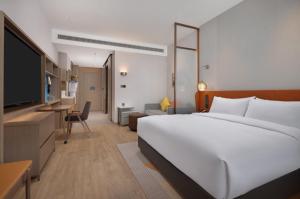 Postel nebo postele na pokoji v ubytování Home2 Suite by Hilton Nantong Vientiane City