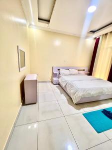 キガリにあるKigali Sky Villa Rwandaの部屋にベッドがある寝室